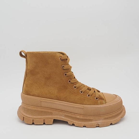 🆕️ Camel Rugged Sneaker Boots - Picture 3 of 3